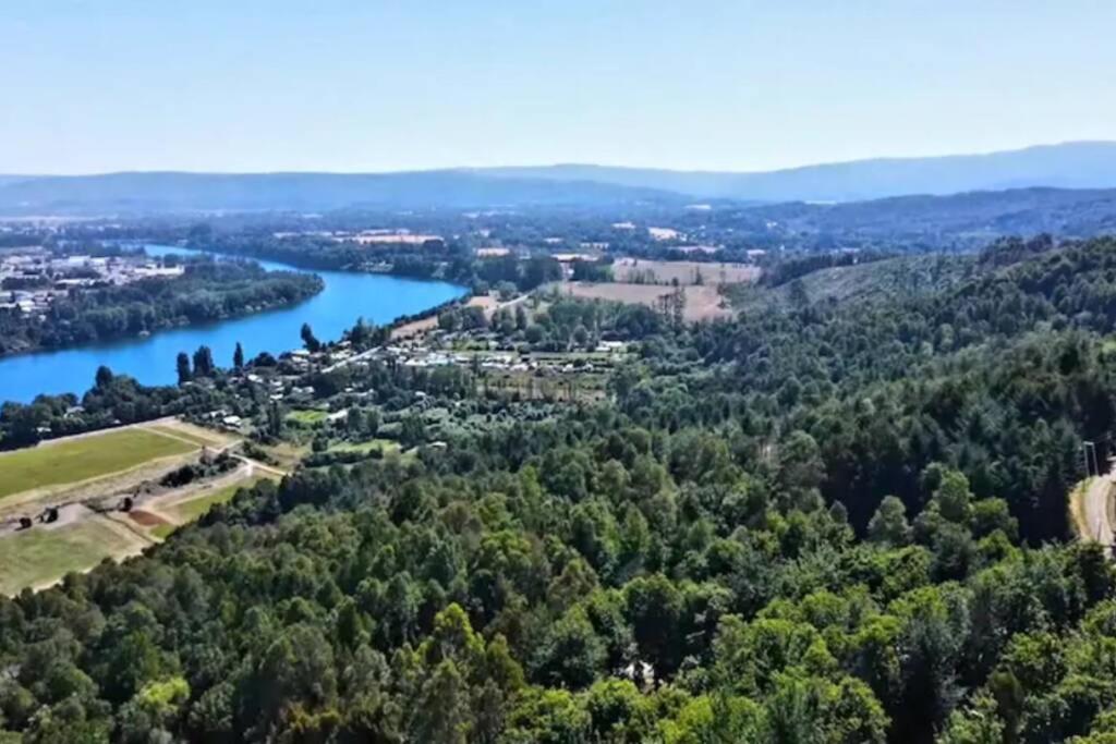 Con Vistas Al Rio Y La Selva Valdiviana Casa de férias